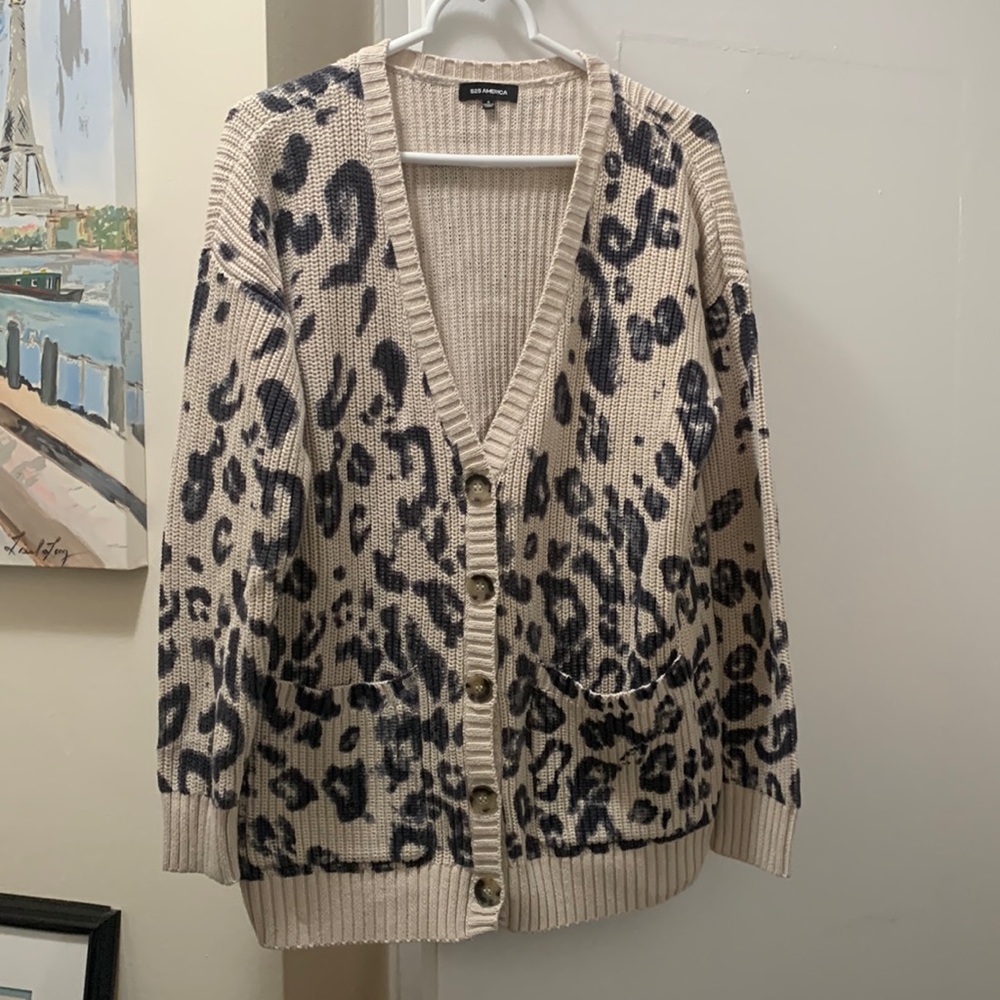 525 America 100% cotton v-neck sweater cardigan. Two front pockets.